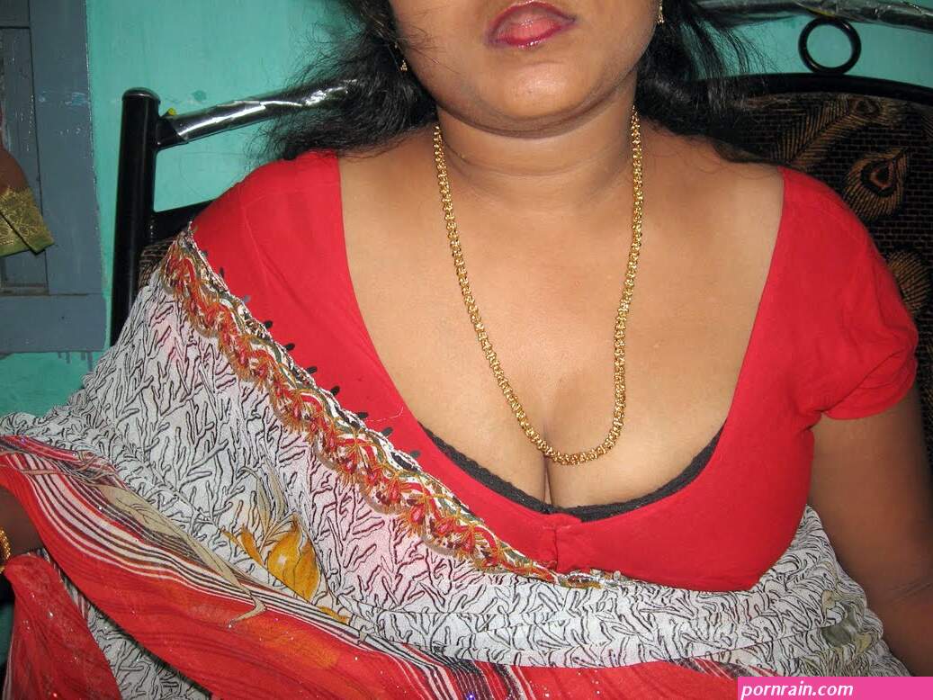 aunty down blouse boobs hd pic