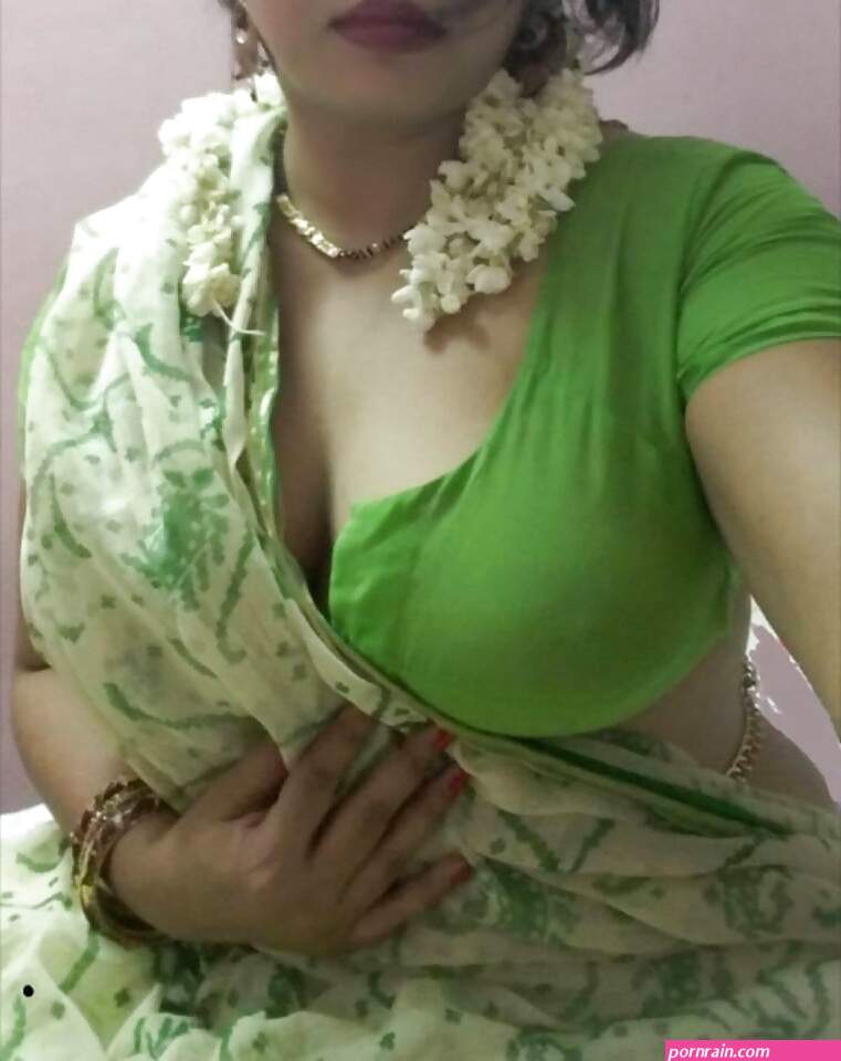 aunty down blouse boobs hd pic