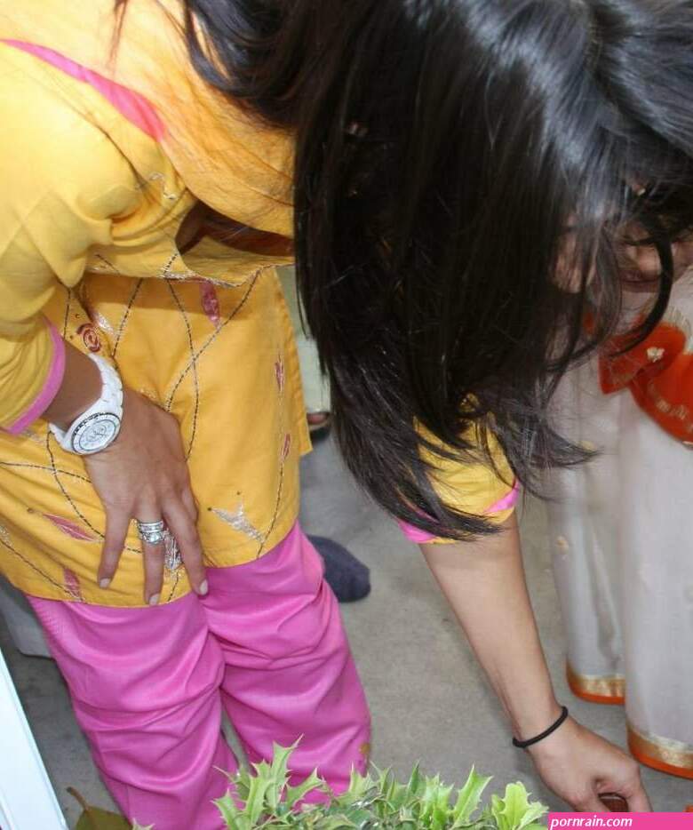 aunty down blouse boobs hd pic