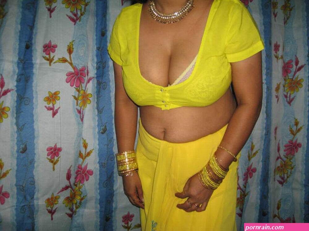 aunty down blouse boobs hd pic