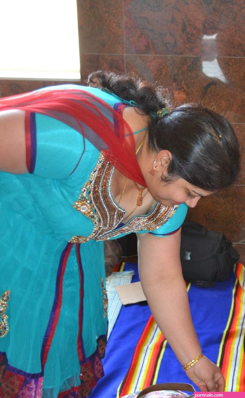 aunty down blouse boobs hd pic