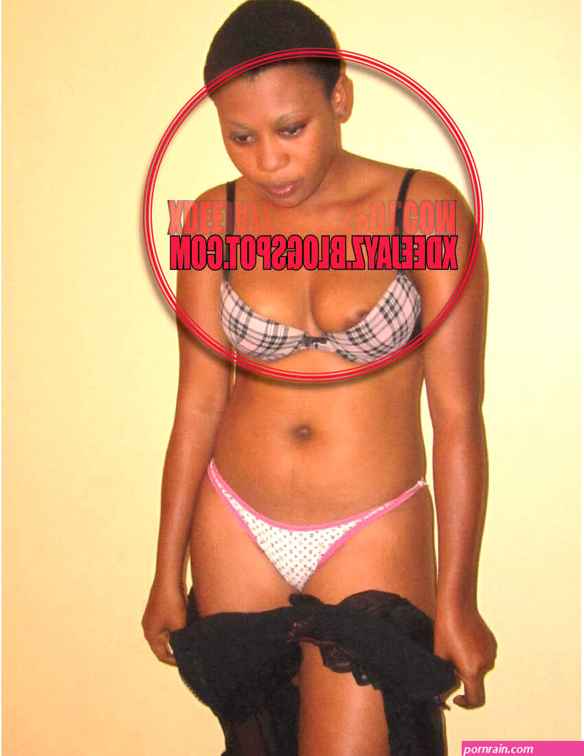 kumtomba mwanamke akiwa amevaa chupi