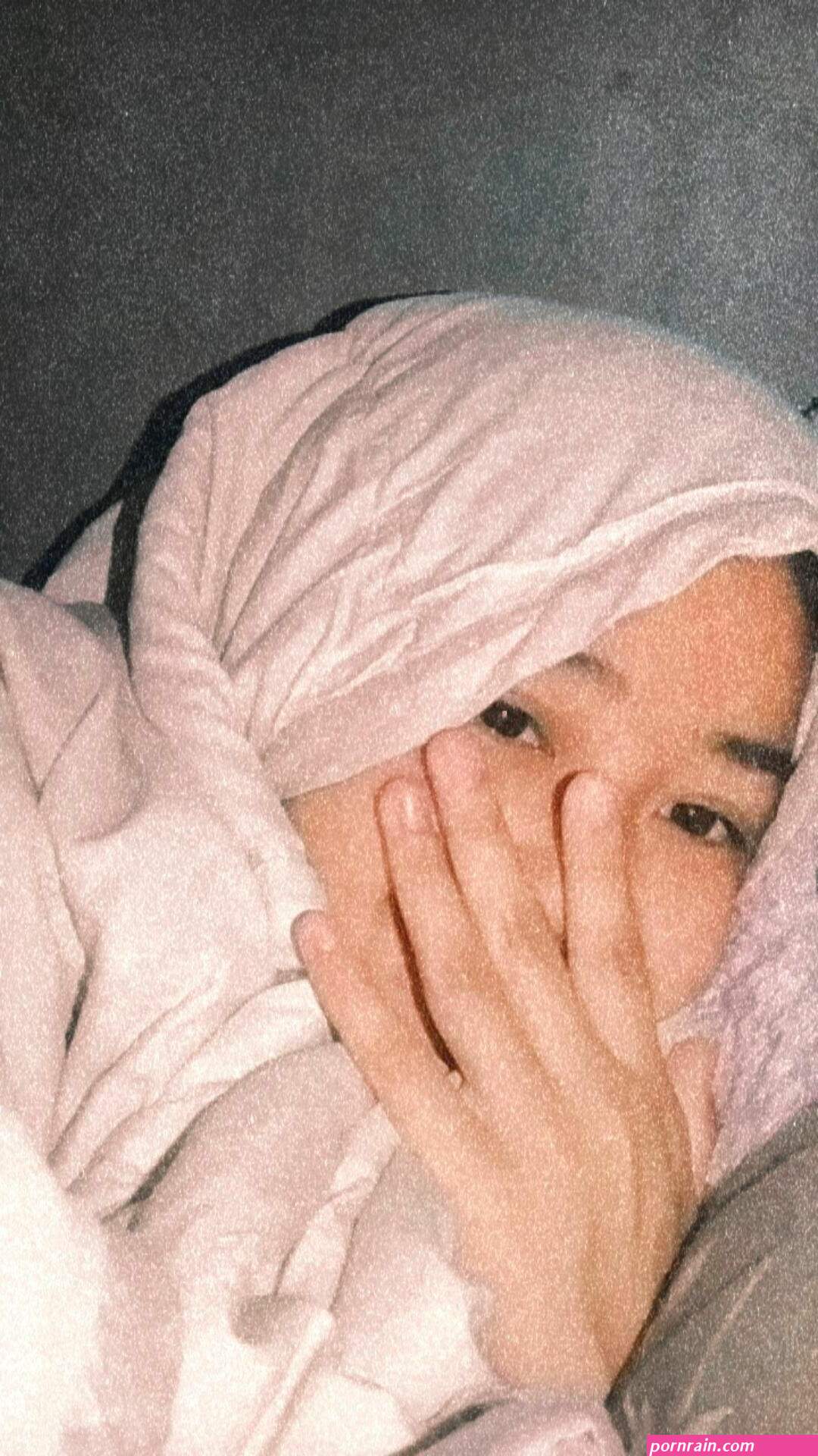 cewe cantik tidur nampak memek