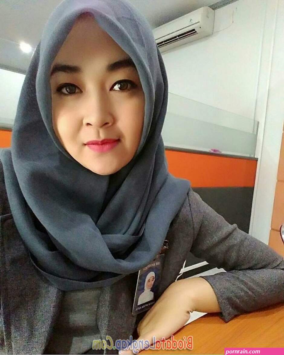 cewe hijab pamer memek hitam