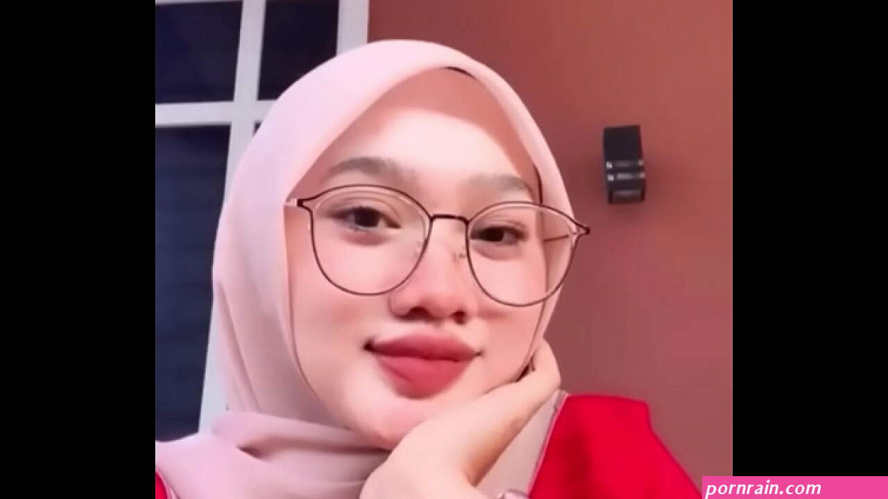cewe hijab pamer memek hitam