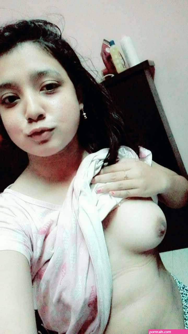 girls nude selfie