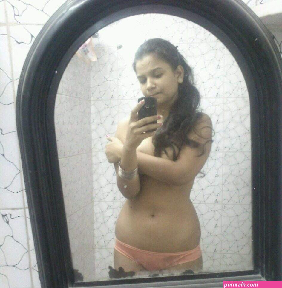 girls nude selfie