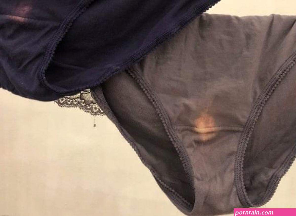 une fille montre son caleçon vagin