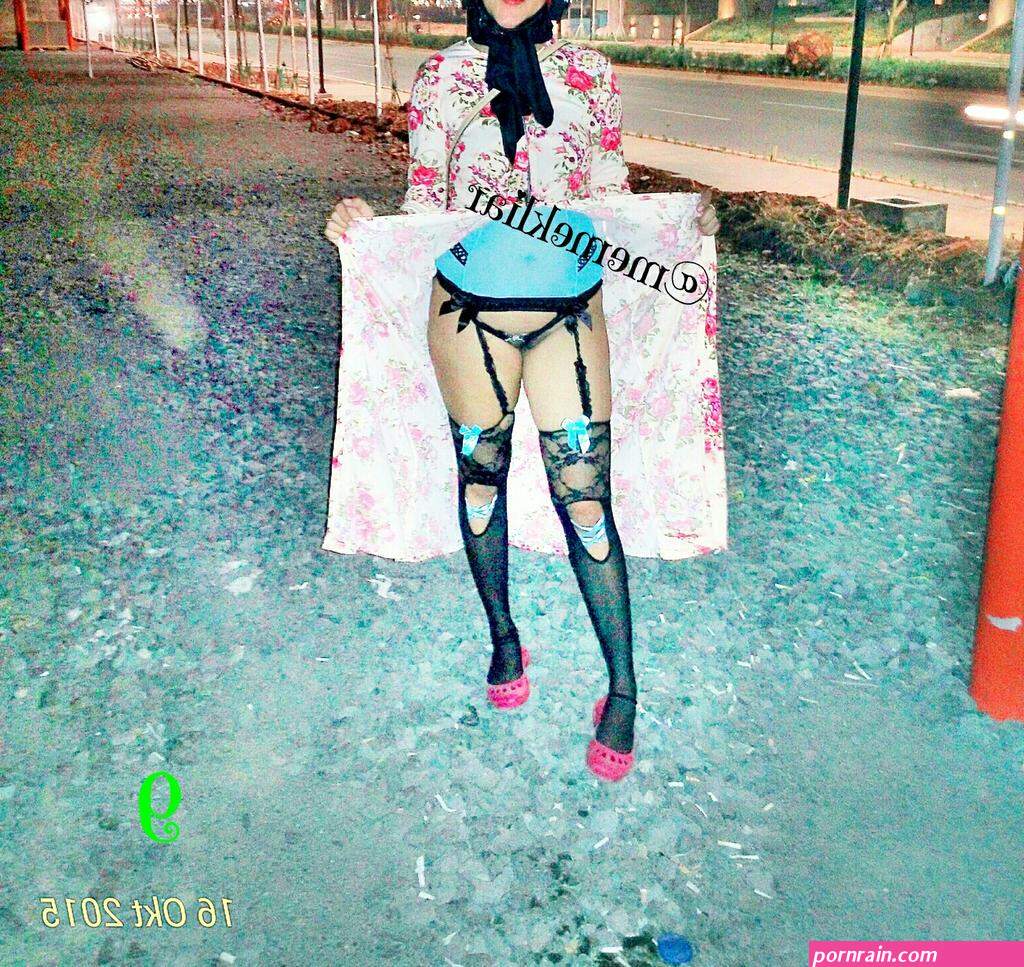 jilbab bugil outdoor