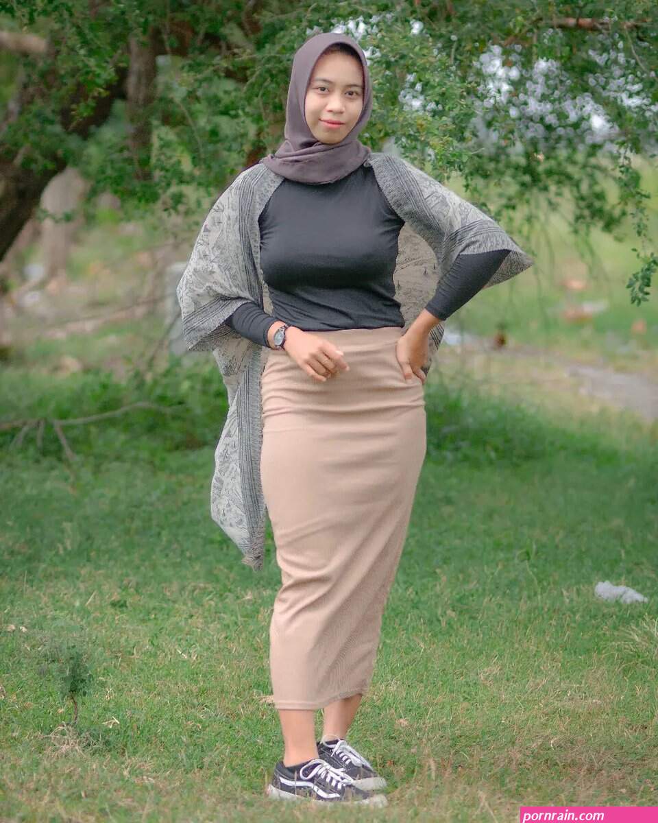 cewek hijab berak twitter