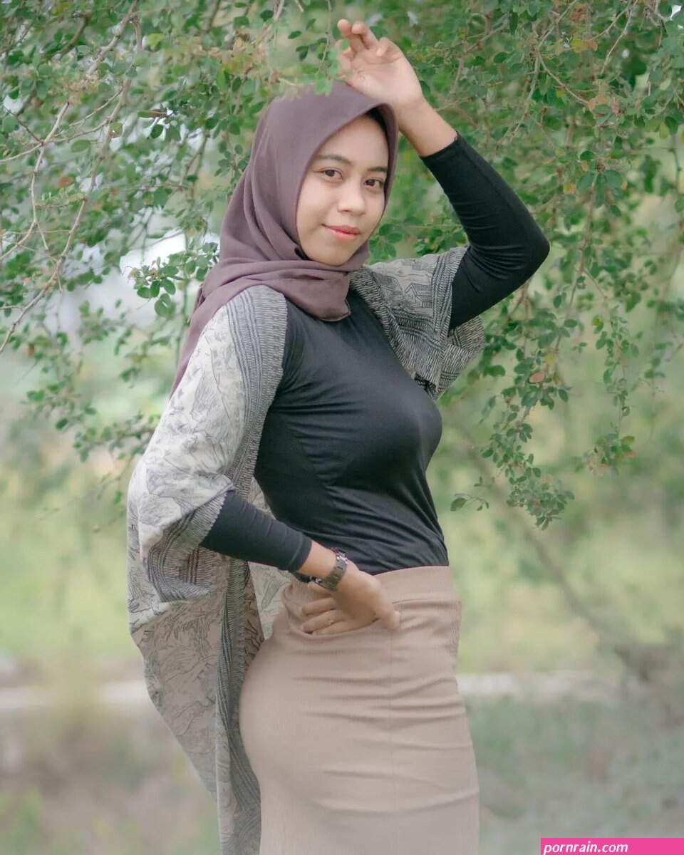 cewek hijab berak twitter