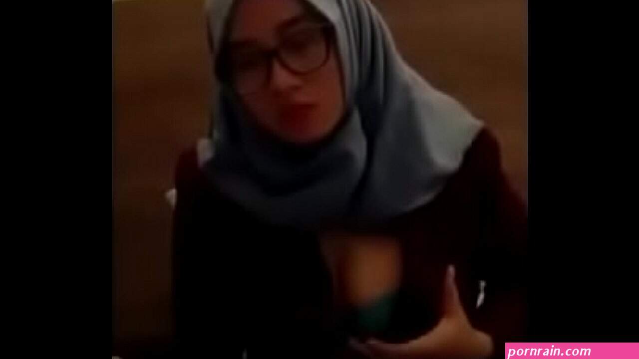 cewek jilbab tetek gede