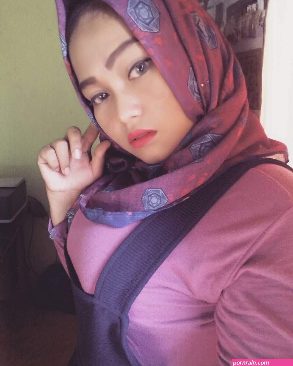 cewek jilbab tetek gede