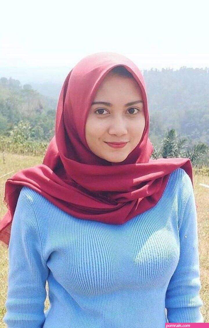 cewek jilbab tetek gede