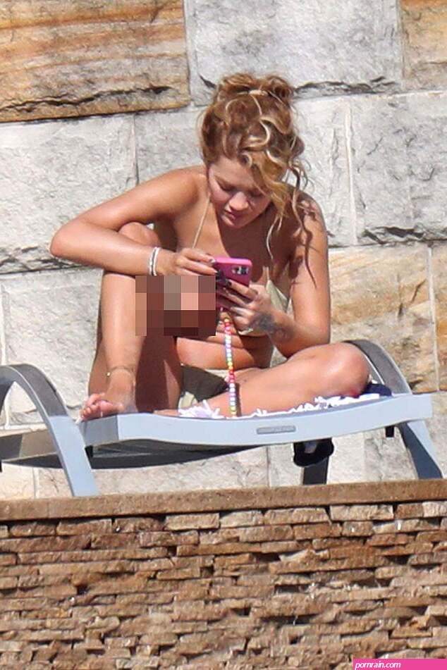 rita ora nipple slip