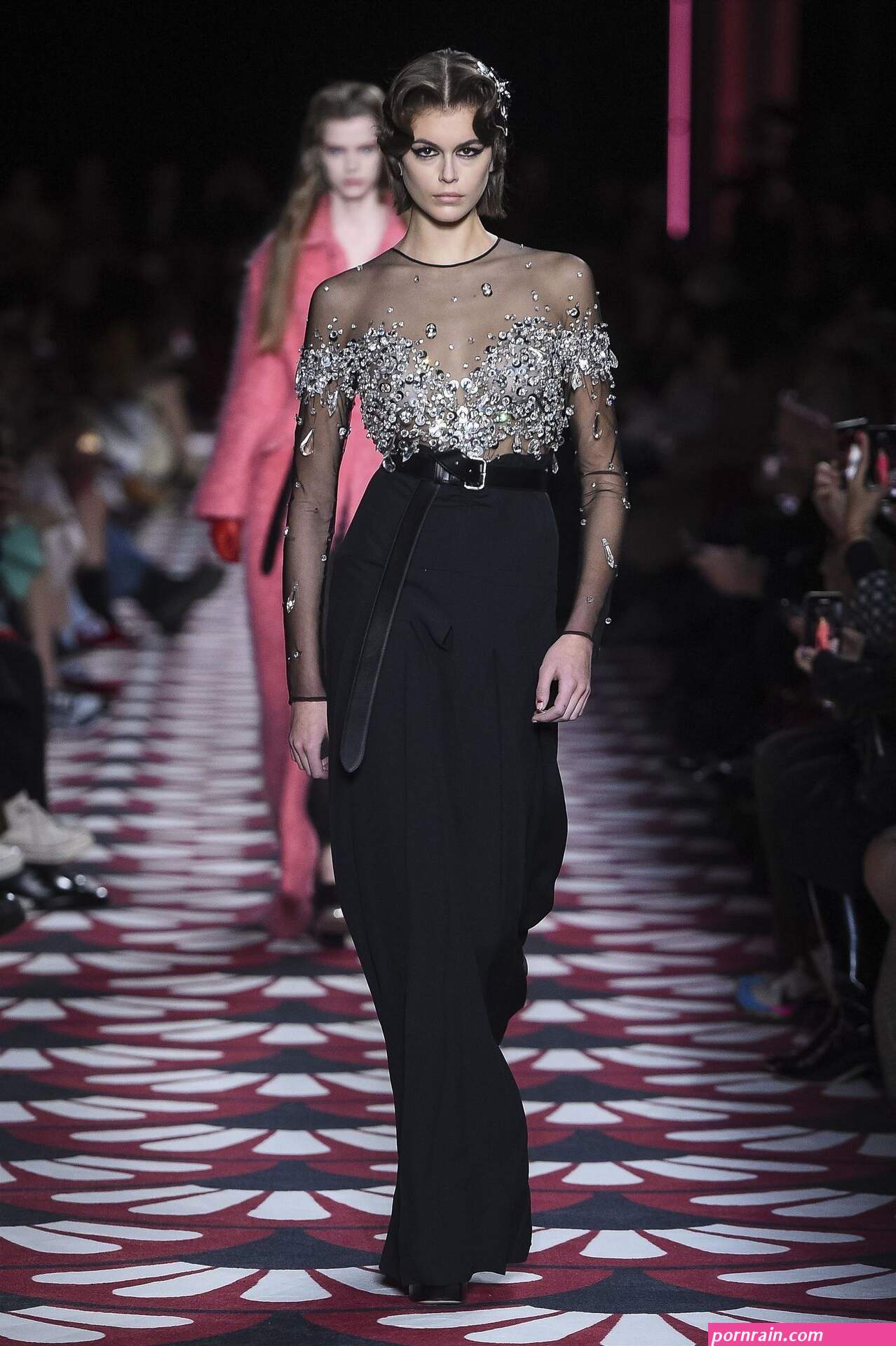 larsen thompson wows with her tits at the fashion show