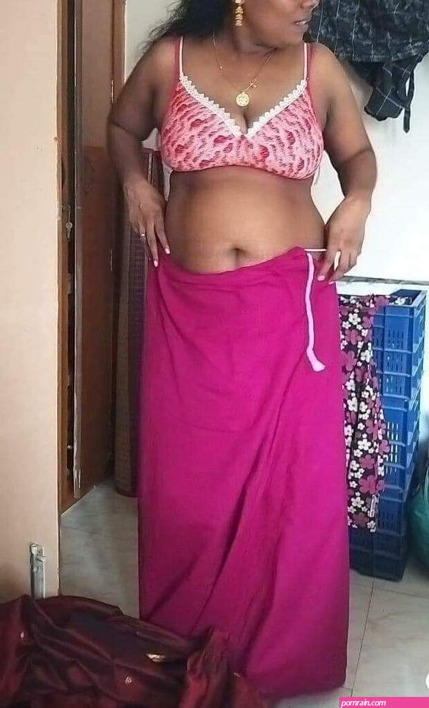 aunty navel deep photo