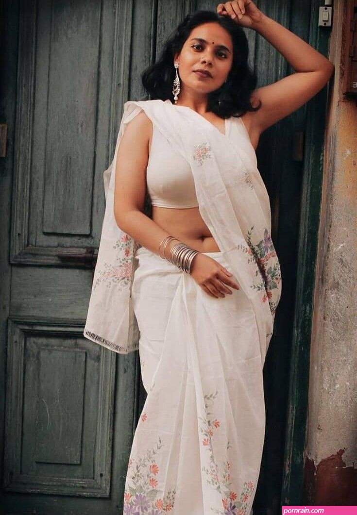 aunty navel deep photo