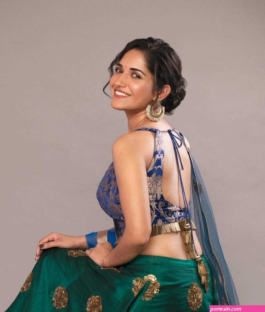 backless tamil aunties photo