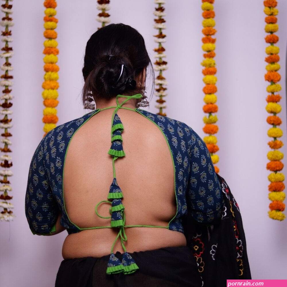 backless tamil aunties photo