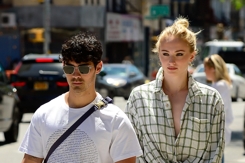 sophie turner joe jonas walk around by the hudson river in nyc