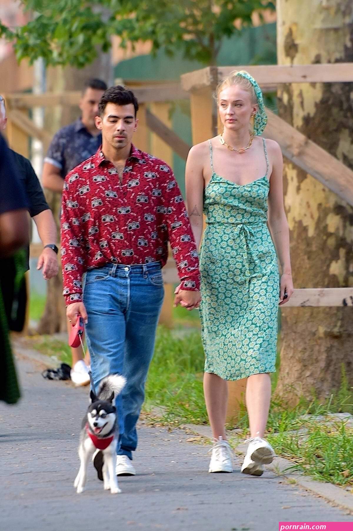sophie turner joe jonas walk around by the hudson river in nyc