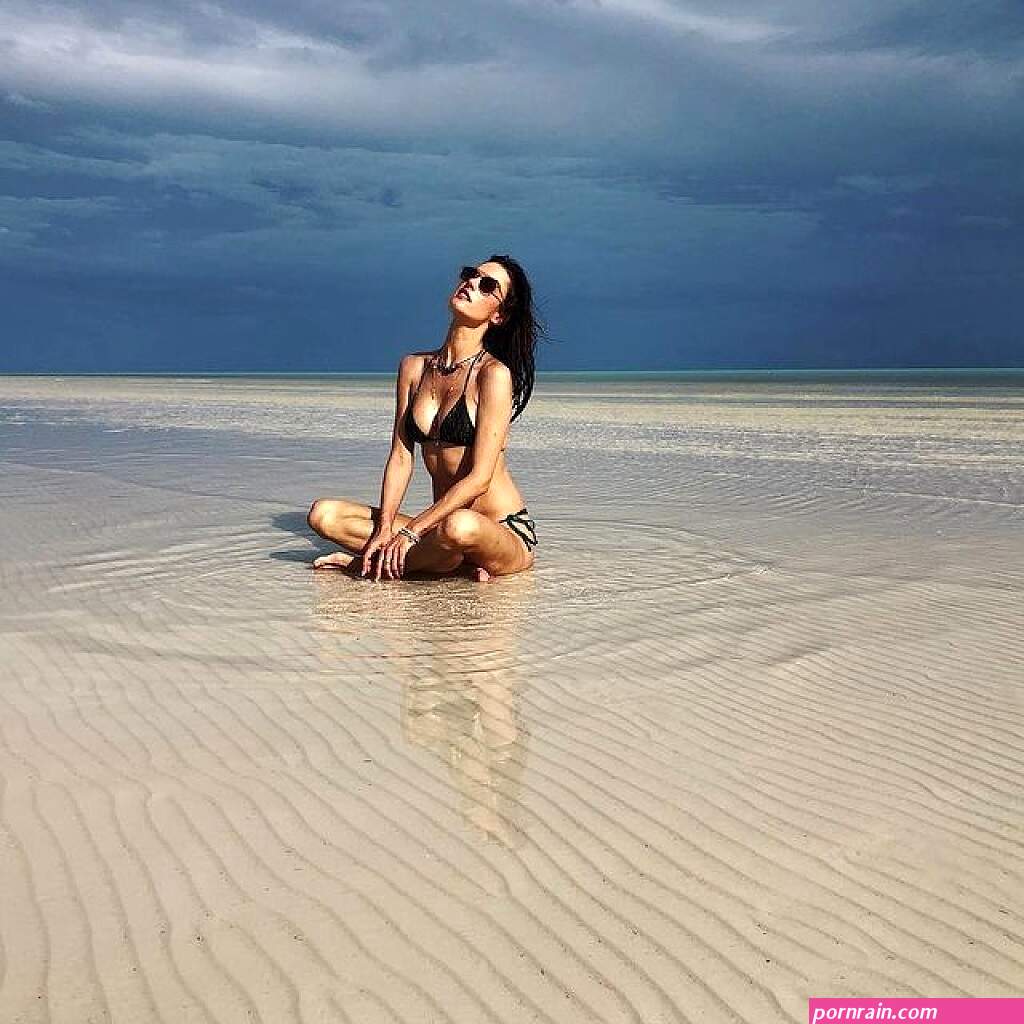 alessandra ambrosio enjoys her vacation in mexico