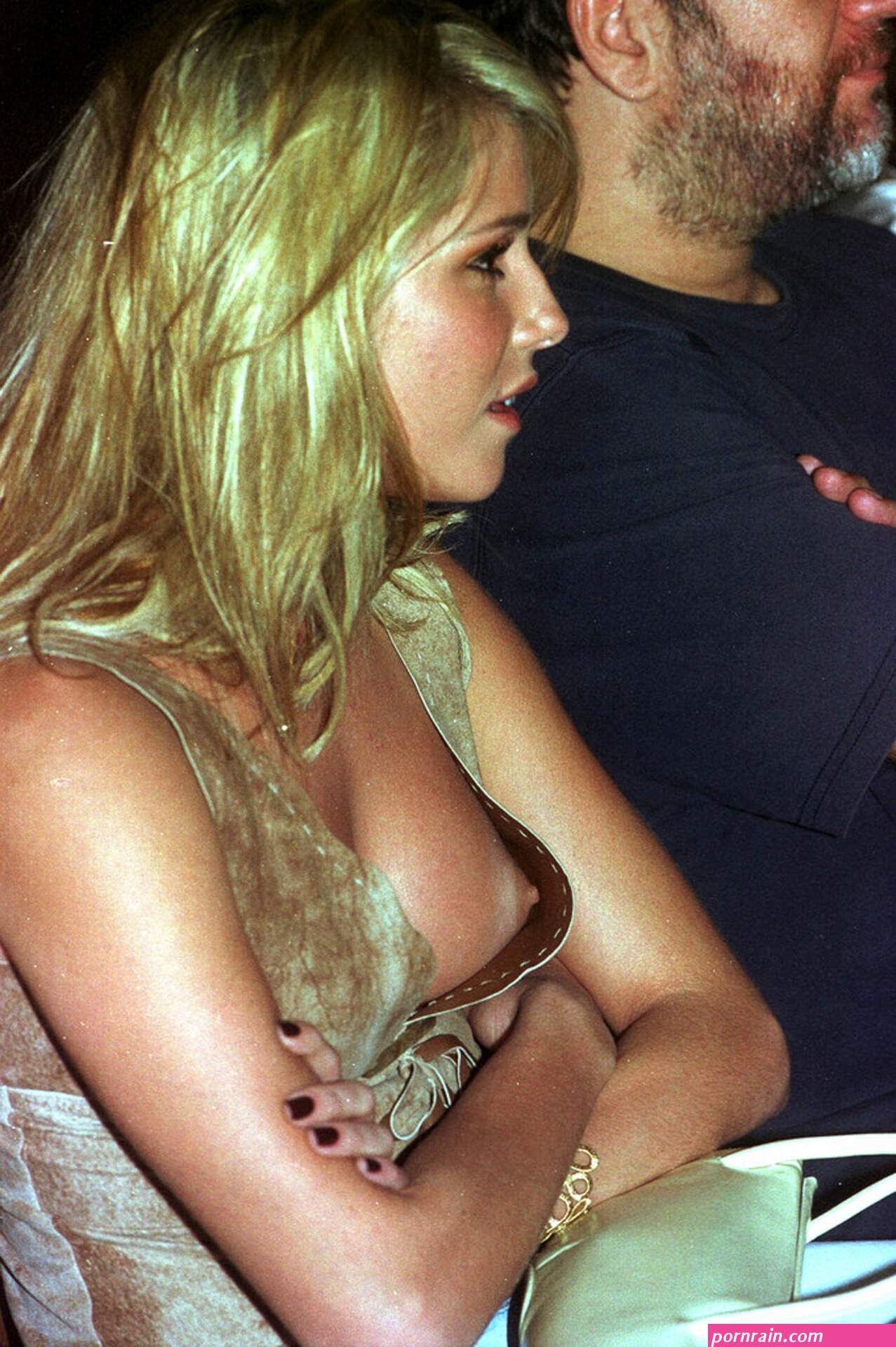 accidental-downblouse-girls