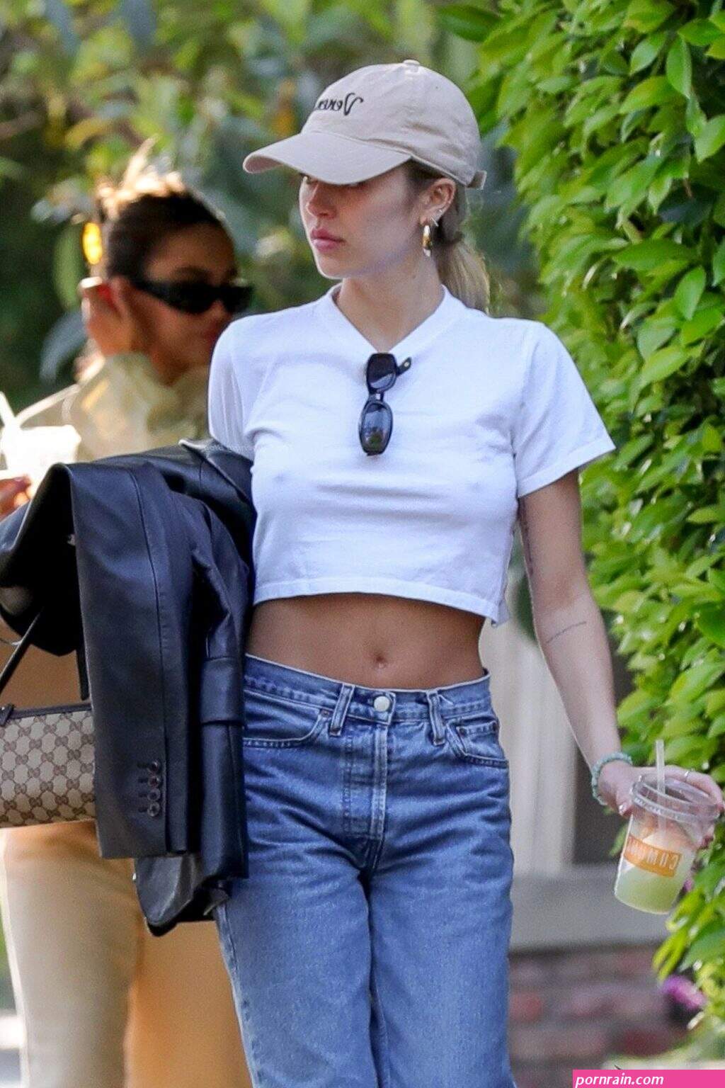 braless delilah amelia hamlin grab breakfast together