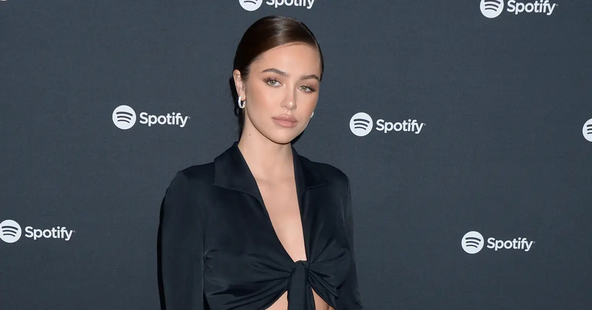 braless delilah amelia hamlin grab breakfast together