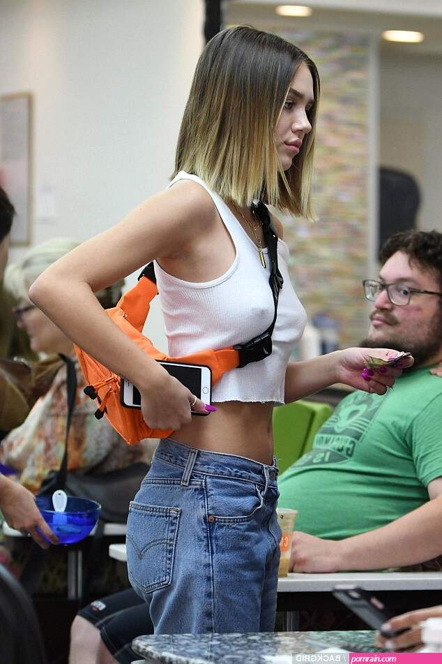 braless delilah amelia hamlin grab breakfast together
