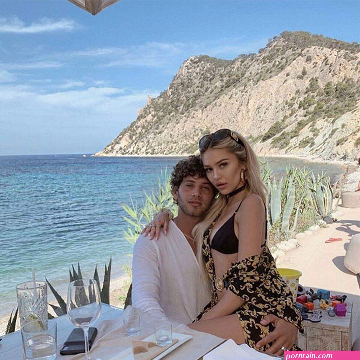 braless delilah amelia hamlin grab breakfast together