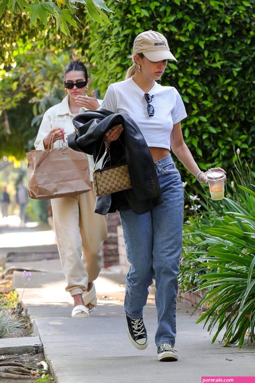 braless delilah amelia hamlin grab breakfast together