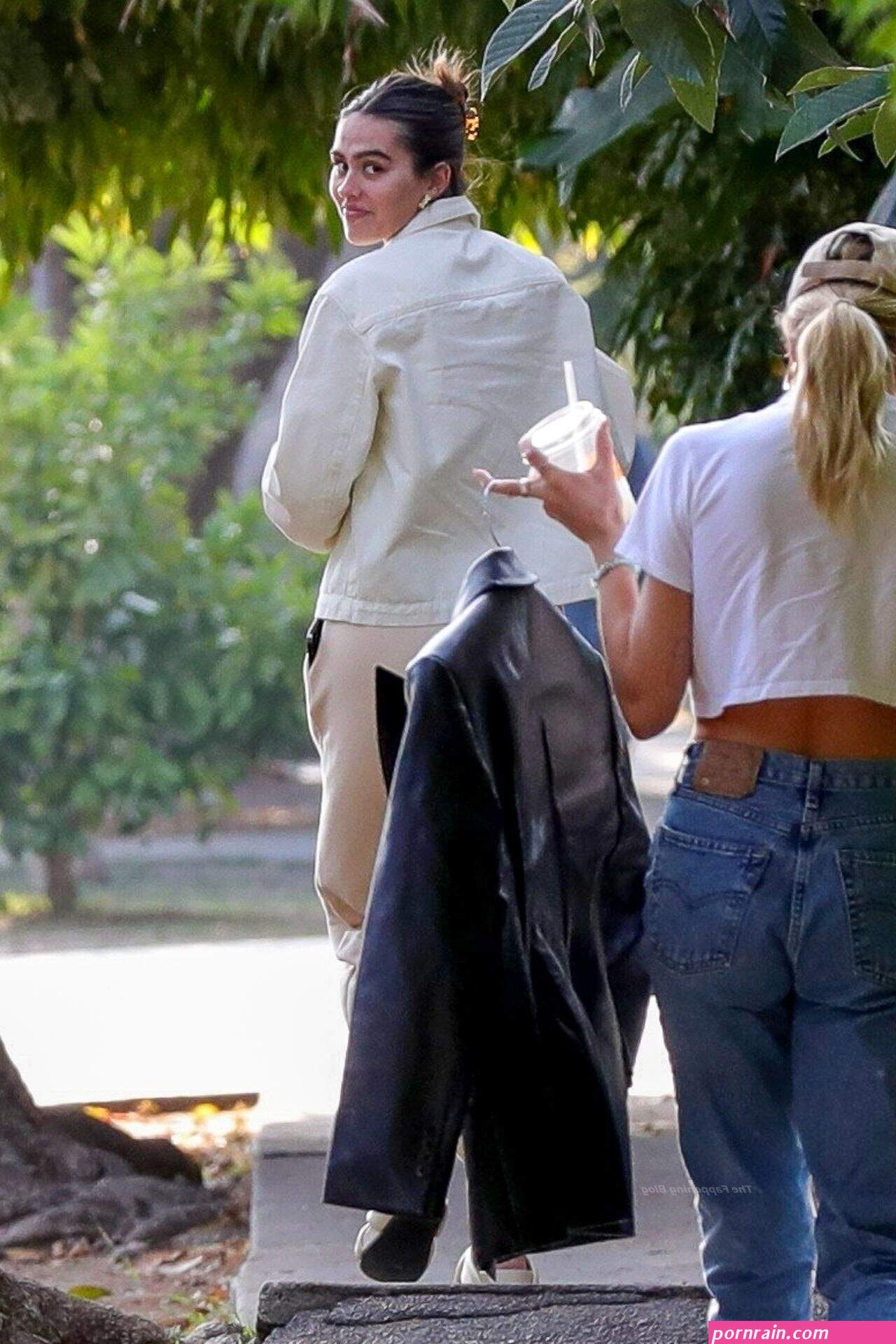 braless delilah amelia hamlin grab breakfast together