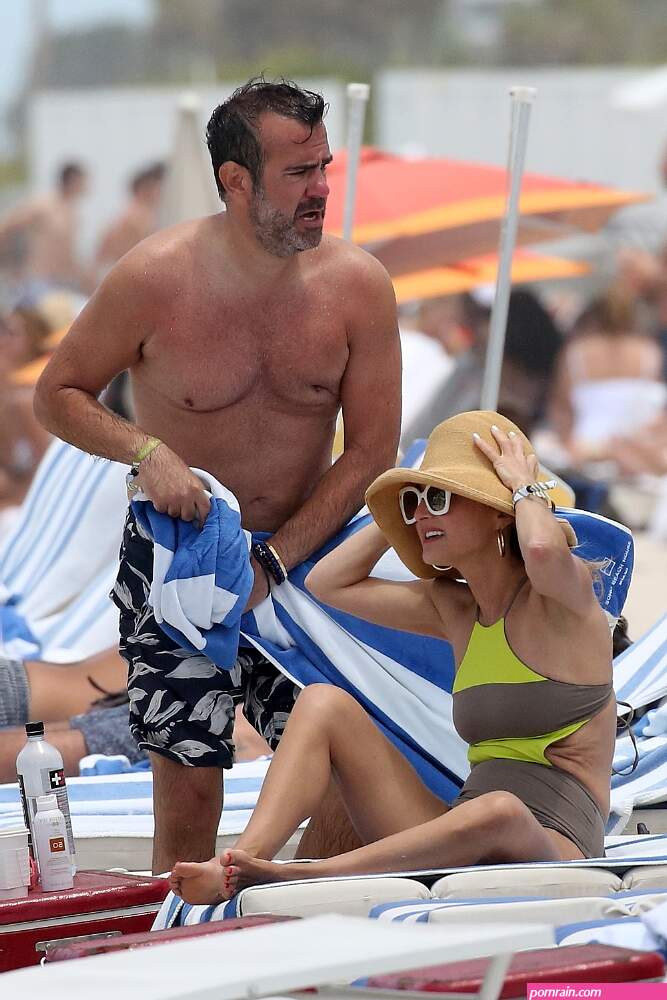 giada de laurentiis relaxes with shane farley on the beach in miami