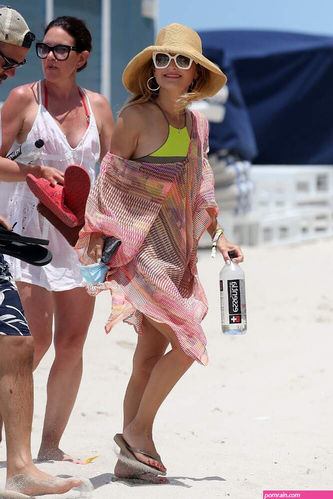 giada de laurentiis relaxes with shane farley on the beach in miami