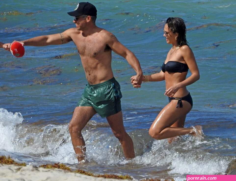 jessica alba soaks up the sun in miami with her husband cash warren