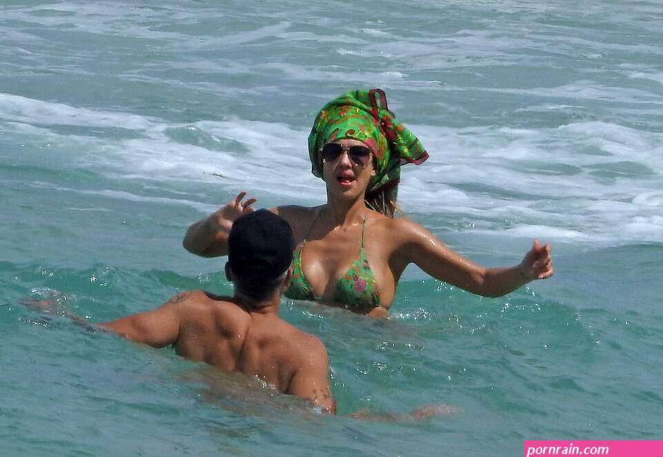 jessica alba soaks up the sun in miami with her husband cash warren