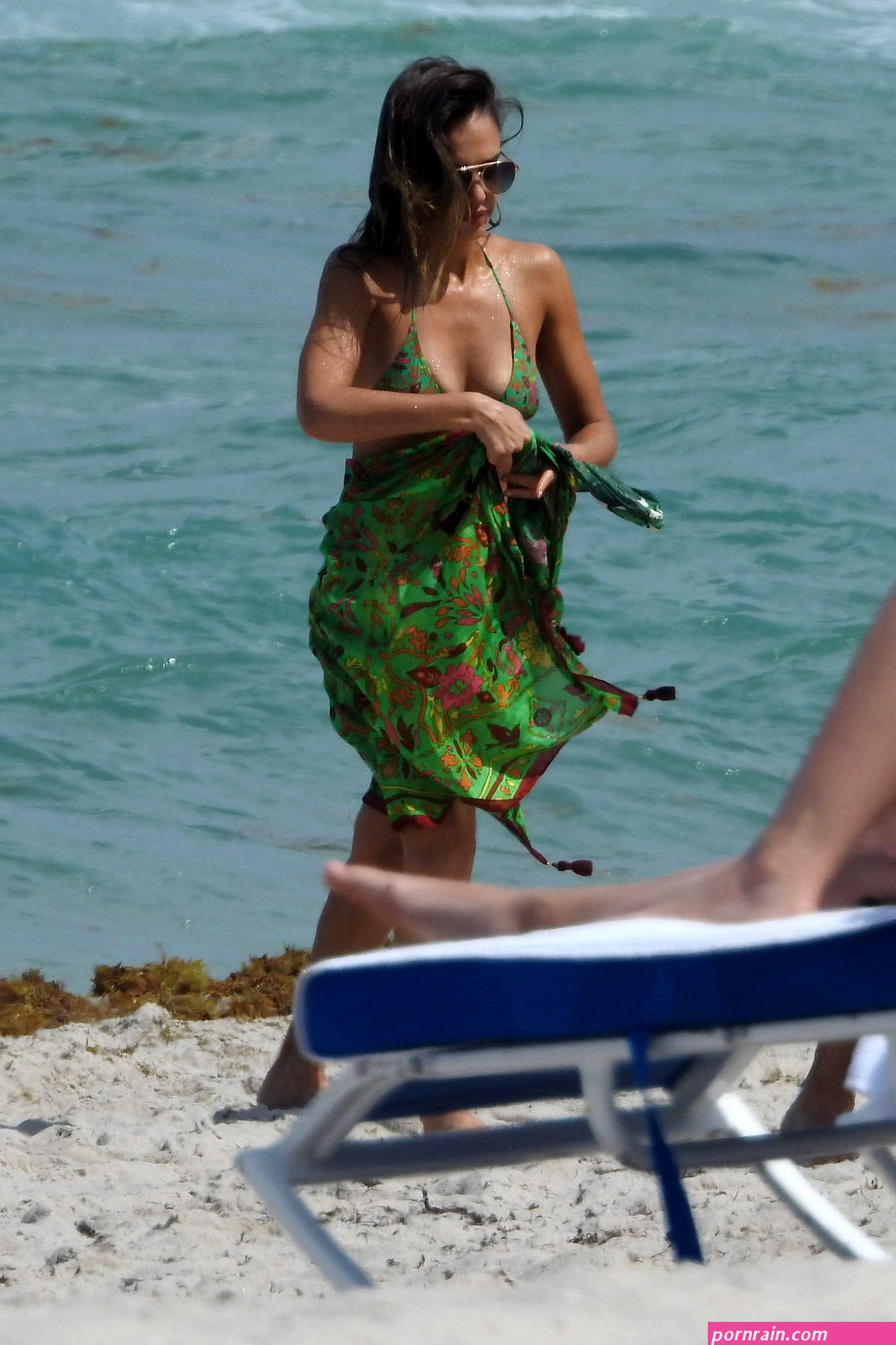 jessica alba soaks up the sun in miami with her husband cash warren