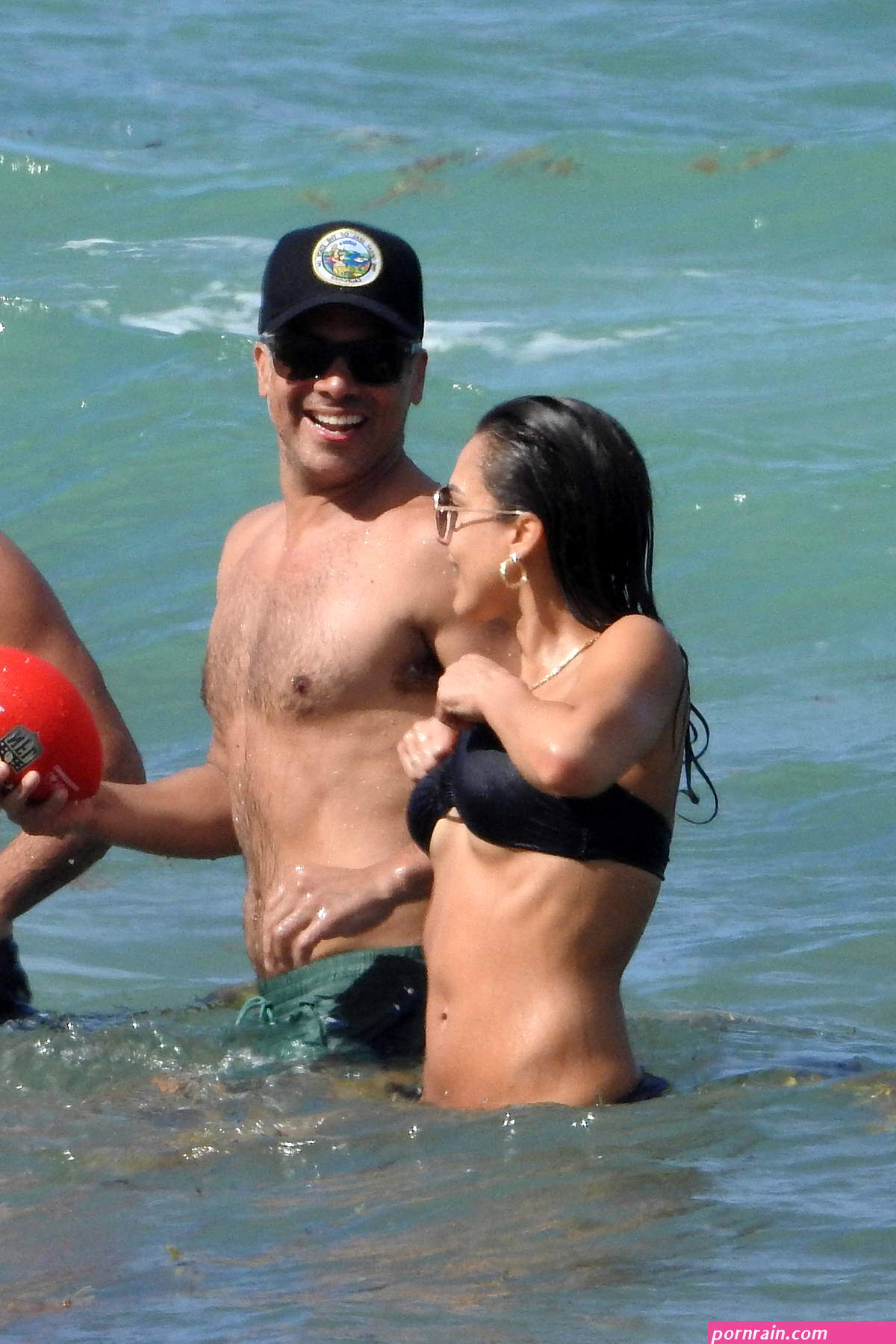 jessica alba soaks up the sun in miami with her husband cash warren