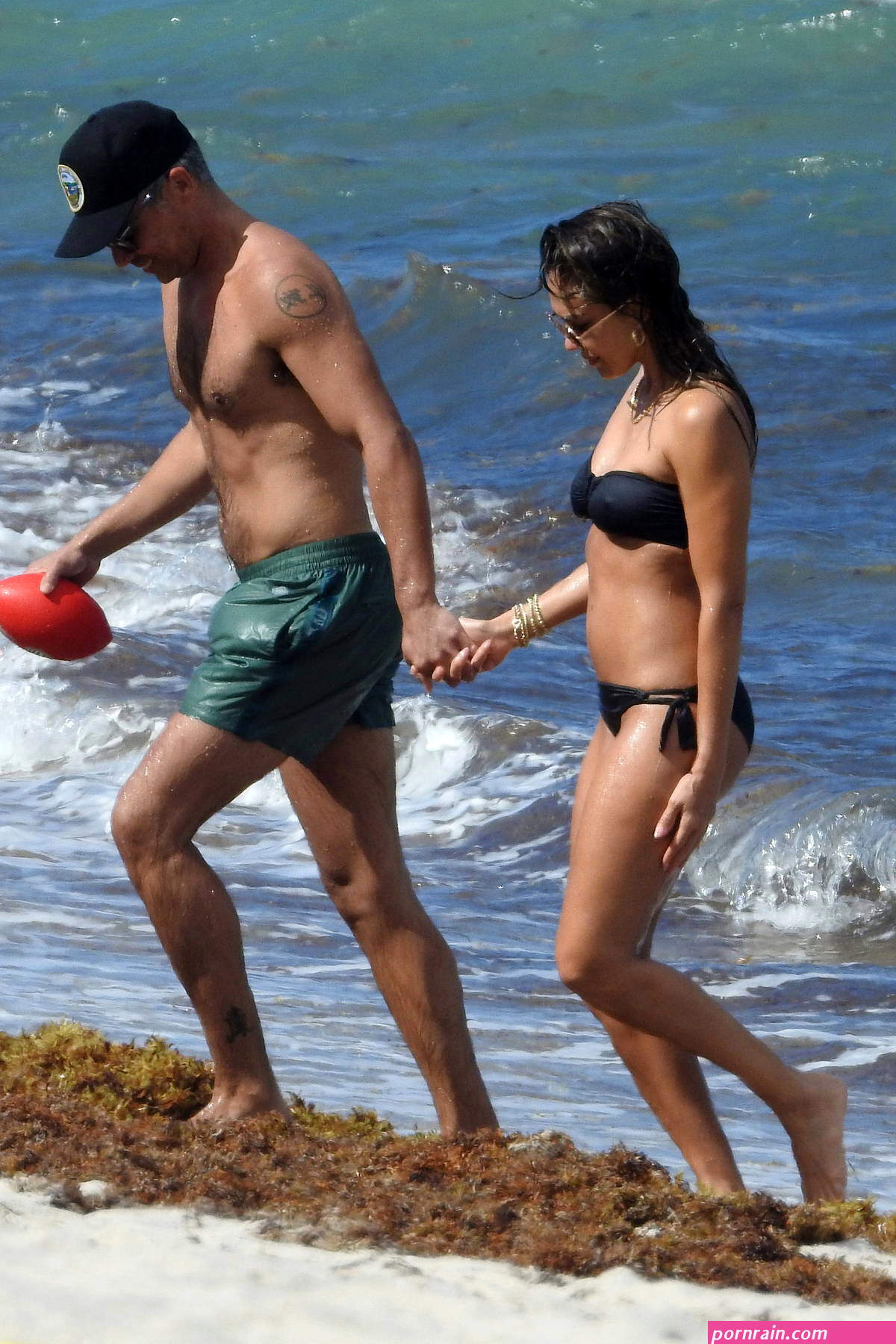 jessica alba soaks up the sun in miami with her husband cash warren