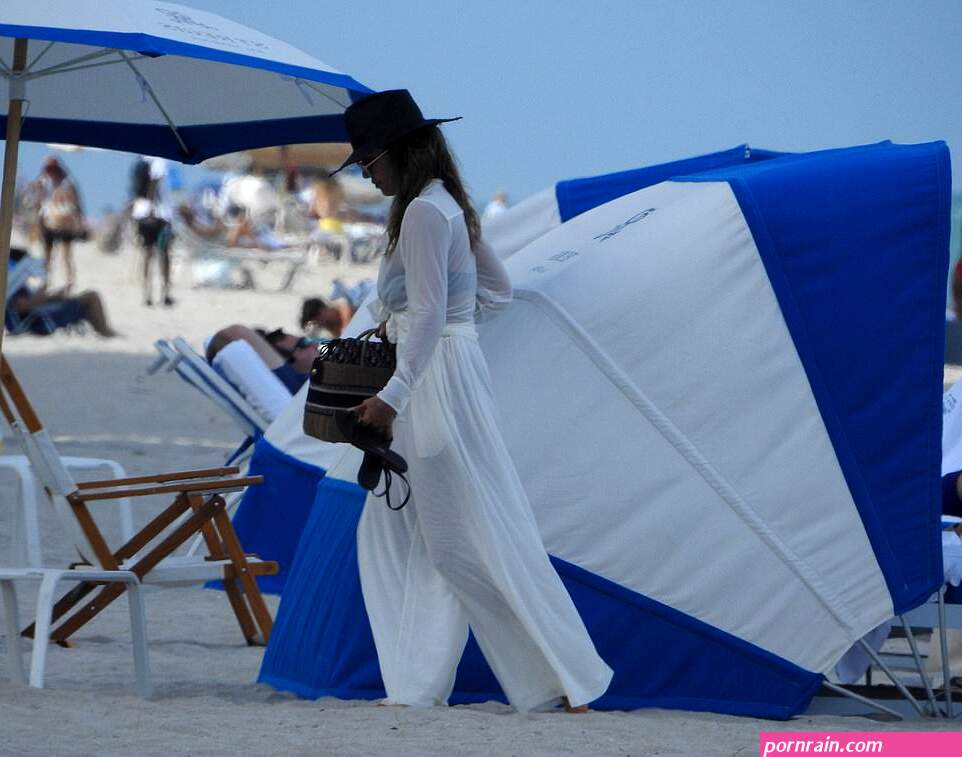 jessica alba soaks up the sun in miami with her husband cash warren