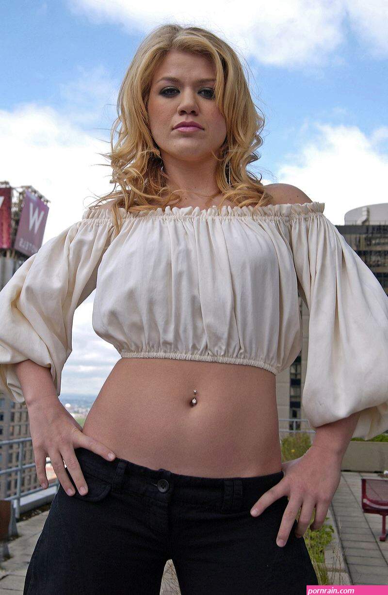 kelly clarkson tits