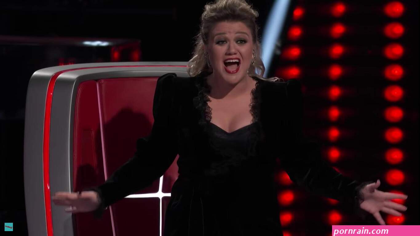 kelly clarkson tits