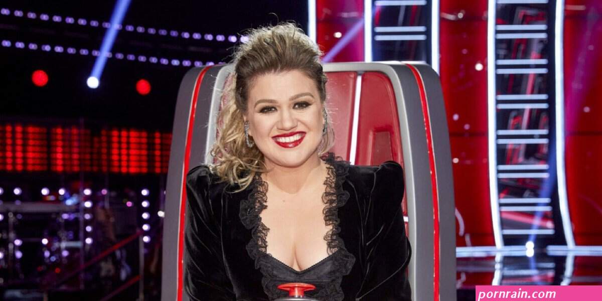 kelly clarkson tits