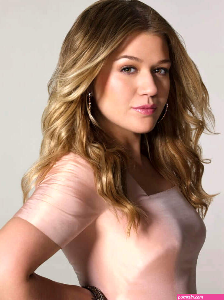 kelly clarkson tits