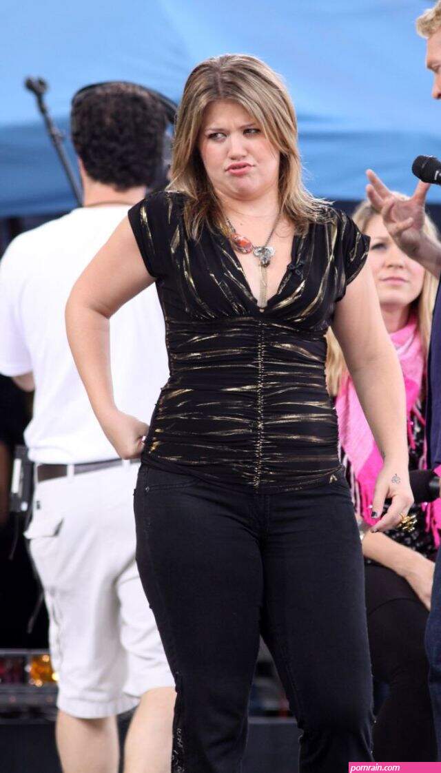 kelly clarkson tits