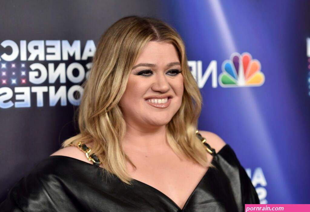 kelly clarkson tits