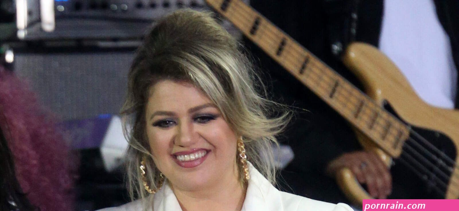 kelly clarkson tits