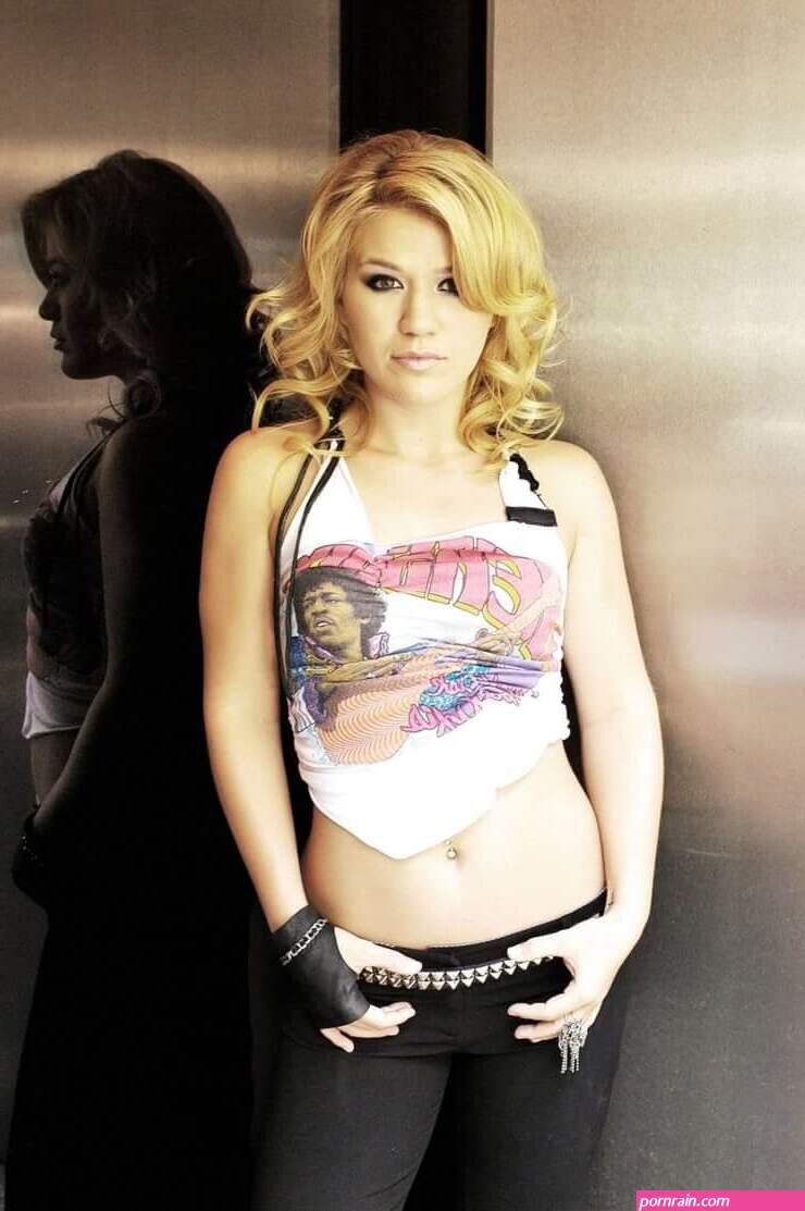 kelly clarkson tits